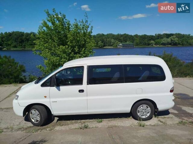 Белый Хендай H-1, объемом двигателя 2.5 л и пробегом 202 тыс. км за 5350 $, фото 14 на Automoto.ua