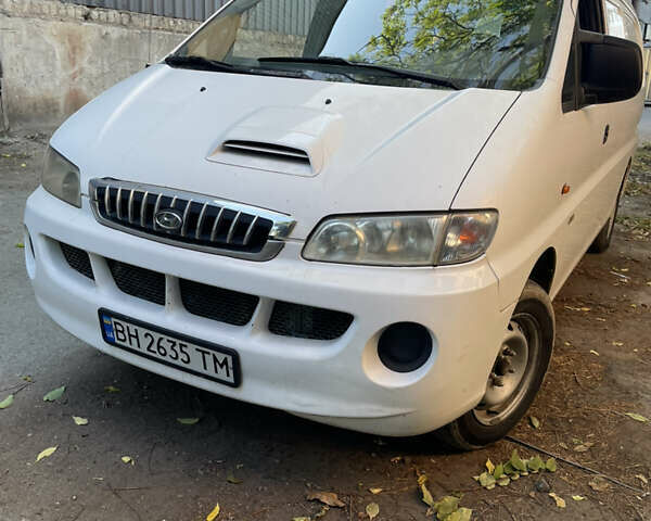 Білий Хендай H-1, об'ємом двигуна 2.48 л та пробігом 258 тис. км за 3500 $, фото 1 на Automoto.ua
