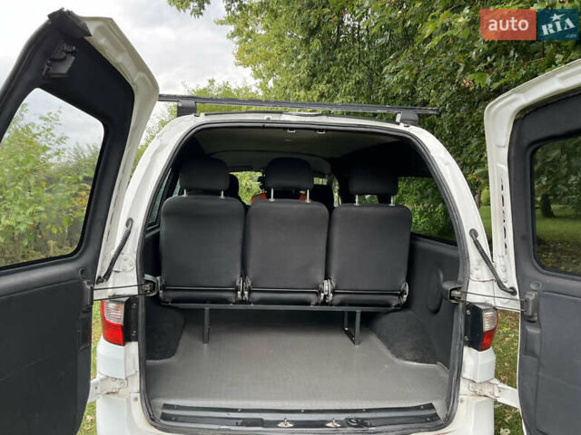 Белый Хендай H-1, объемом двигателя 2.5 л и пробегом 223 тыс. км за 5000 $, фото 6 на Automoto.ua