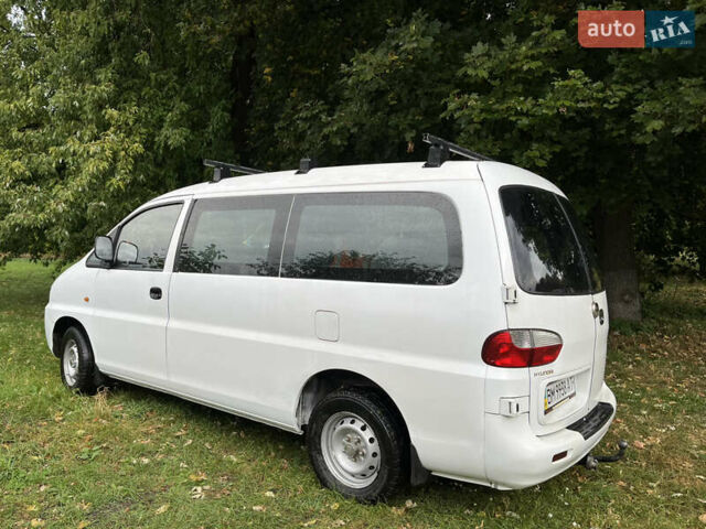 Белый Хендай H-1, объемом двигателя 2.5 л и пробегом 223 тыс. км за 5000 $, фото 4 на Automoto.ua