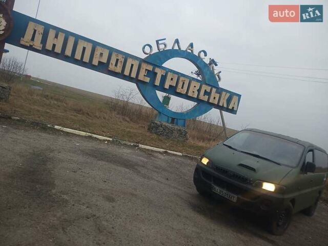 Белый Хендай H-1, объемом двигателя 2.5 л и пробегом 307 тыс. км за 3000 $, фото 2 на Automoto.ua