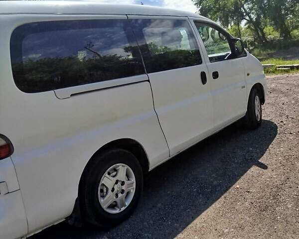 Белый Хендай H-1, объемом двигателя 2.5 л и пробегом 202 тыс. км за 5350 $, фото 6 на Automoto.ua