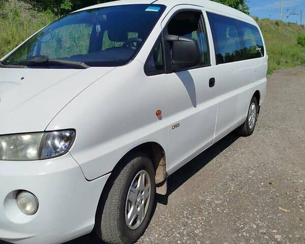 Белый Хендай H-1, объемом двигателя 2.5 л и пробегом 202 тыс. км за 5350 $, фото 4 на Automoto.ua
