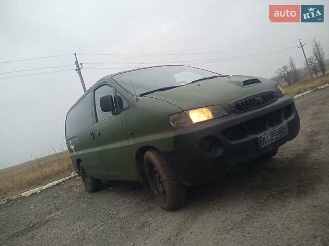 Белый Хендай H-1, объемом двигателя 2.5 л и пробегом 307 тыс. км за 3000 $, фото 1 на Automoto.ua