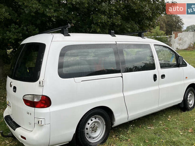 Белый Хендай H-1, объемом двигателя 2.5 л и пробегом 223 тыс. км за 5000 $, фото 2 на Automoto.ua