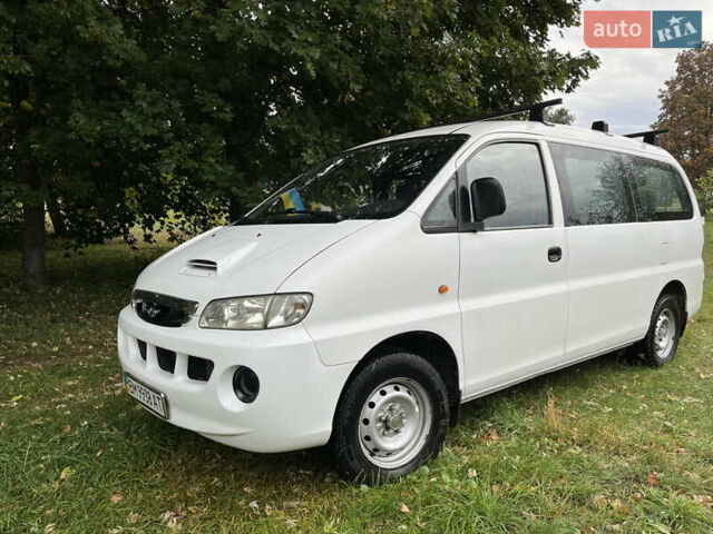 Белый Хендай H-1, объемом двигателя 2.5 л и пробегом 223 тыс. км за 5000 $, фото 3 на Automoto.ua