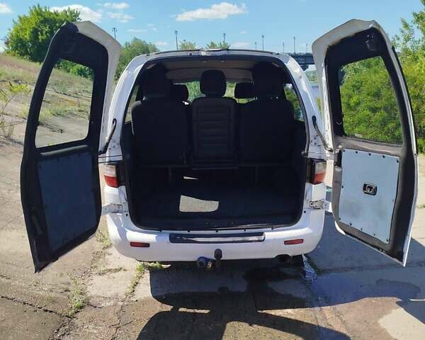 Белый Хендай H-1, объемом двигателя 2.5 л и пробегом 202 тыс. км за 5350 $, фото 1 на Automoto.ua