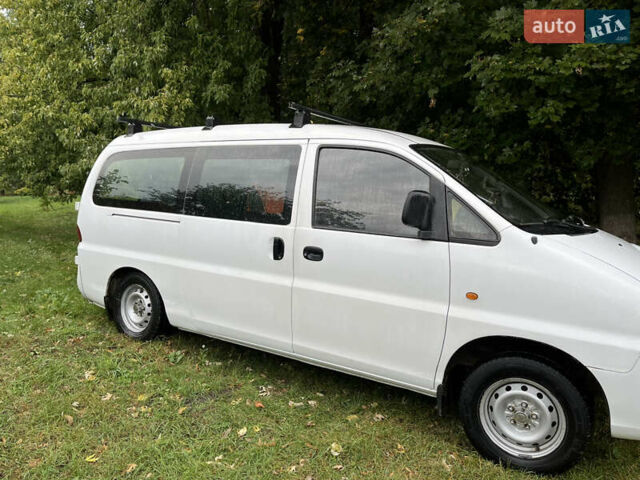 Белый Хендай H-1, объемом двигателя 2.5 л и пробегом 223 тыс. км за 5000 $, фото 1 на Automoto.ua