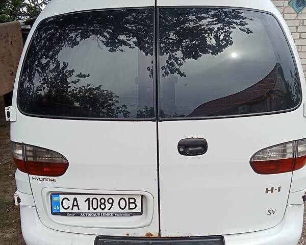 Белый Хендай H-1, объемом двигателя 2.5 л и пробегом 419 тыс. км за 4700 $, фото 7 на Automoto.ua
