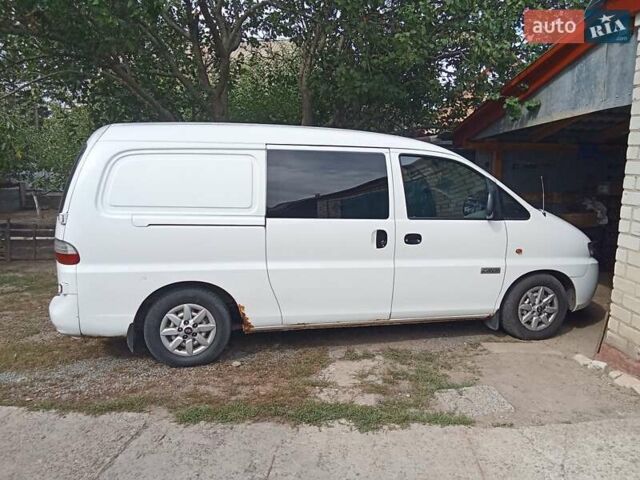 Белый Хендай H-1, объемом двигателя 2.5 л и пробегом 419 тыс. км за 4700 $, фото 1 на Automoto.ua