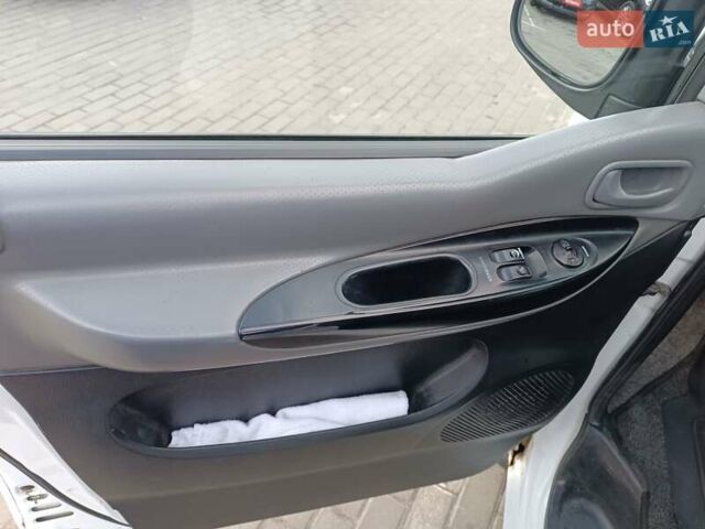 Белый Хендай H-1, объемом двигателя 2.5 л и пробегом 258 тыс. км за 4950 $, фото 9 на Automoto.ua