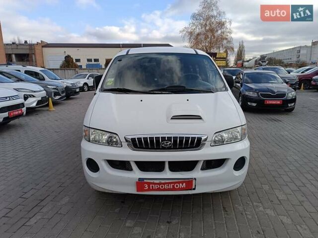 Белый Хендай H-1, объемом двигателя 2.5 л и пробегом 258 тыс. км за 4950 $, фото 1 на Automoto.ua