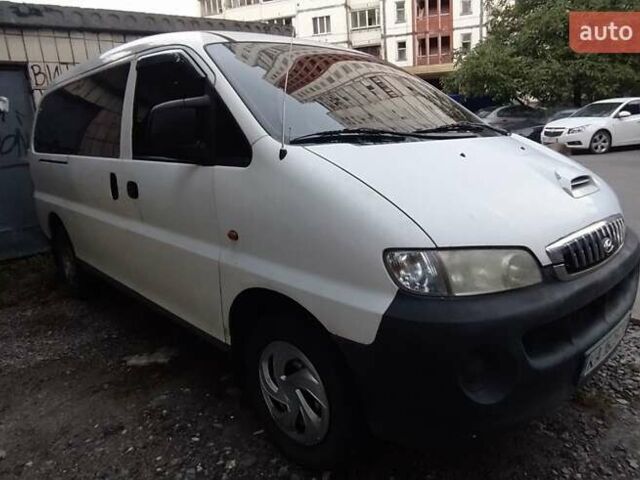 Белый Хендай H-1, объемом двигателя 2.5 л и пробегом 299 тыс. км за 3333 $, фото 1 на Automoto.ua