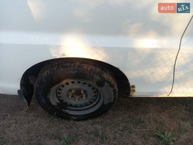 Білий Хендай H-1, об'ємом двигуна 2.5 л та пробігом 310 тис. км за 4800 $, фото 3 на Automoto.ua