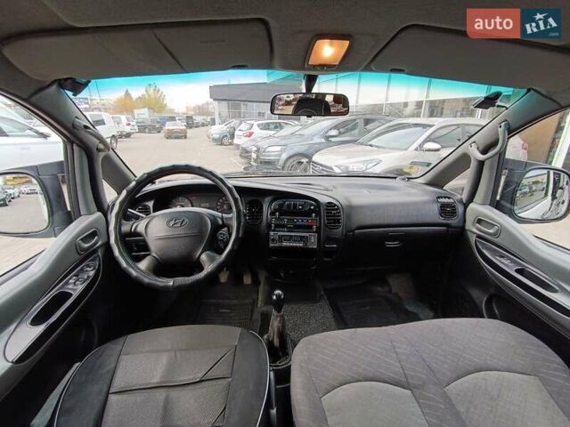 Белый Хендай H-1, объемом двигателя 2.5 л и пробегом 258 тыс. км за 4950 $, фото 12 на Automoto.ua