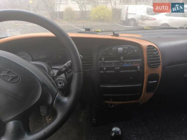 Белый Хендай H-1, объемом двигателя 2.5 л и пробегом 299 тыс. км за 3333 $, фото 4 на Automoto.ua