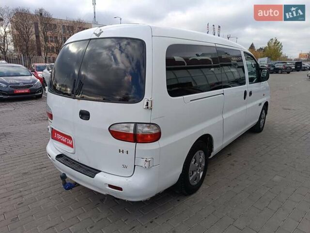 Белый Хендай H-1, объемом двигателя 2.5 л и пробегом 258 тыс. км за 4950 $, фото 6 на Automoto.ua