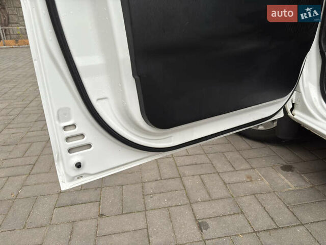 Белый Хендай H-1, объемом двигателя 2.48 л и пробегом 149 тыс. км за 5500 $, фото 8 на Automoto.ua