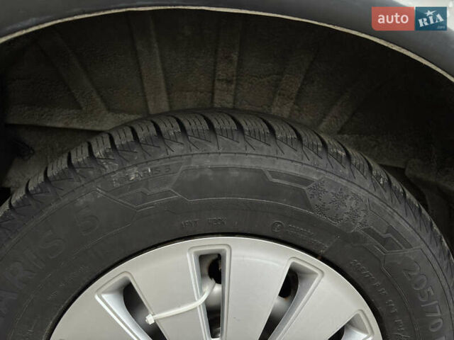 Белый Хендай H-1, объемом двигателя 2.48 л и пробегом 149 тыс. км за 5500 $, фото 13 на Automoto.ua