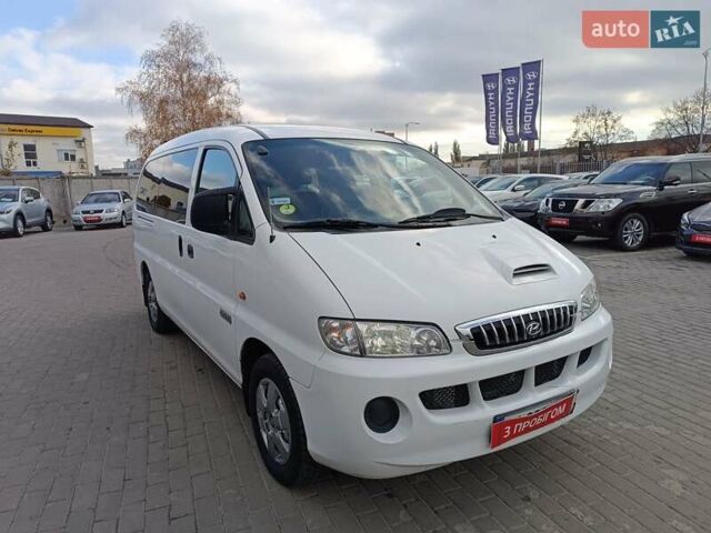 Белый Хендай H-1, объемом двигателя 2.5 л и пробегом 258 тыс. км за 4950 $, фото 2 на Automoto.ua