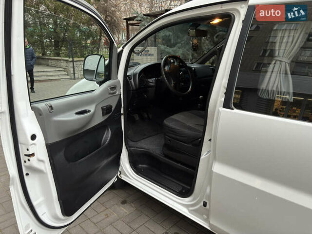 Белый Хендай H-1, объемом двигателя 2.48 л и пробегом 149 тыс. км за 5500 $, фото 12 на Automoto.ua