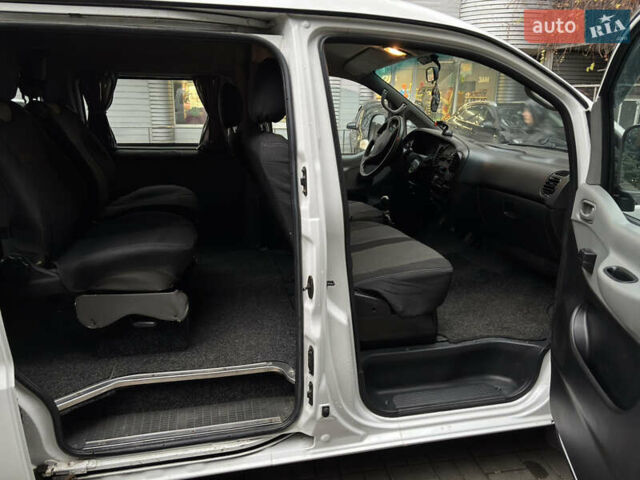 Белый Хендай H-1, объемом двигателя 2.48 л и пробегом 149 тыс. км за 5500 $, фото 6 на Automoto.ua