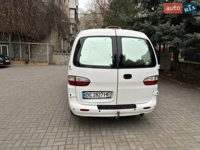 Белый Хендай H-1, объемом двигателя 2.48 л и пробегом 149 тыс. км за 5500 $, фото 2 на Automoto.ua