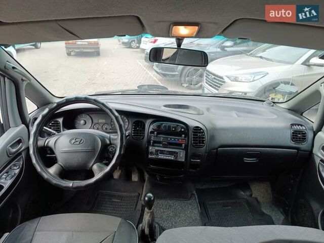 Белый Хендай H-1, объемом двигателя 2.5 л и пробегом 258 тыс. км за 4950 $, фото 13 на Automoto.ua
