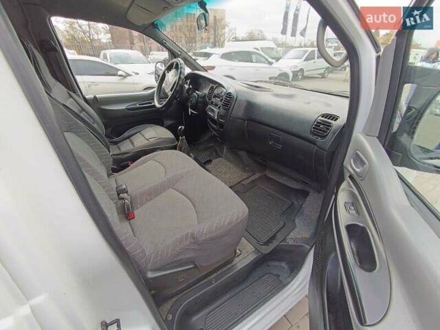 Белый Хендай H-1, объемом двигателя 2.5 л и пробегом 258 тыс. км за 4950 $, фото 10 на Automoto.ua