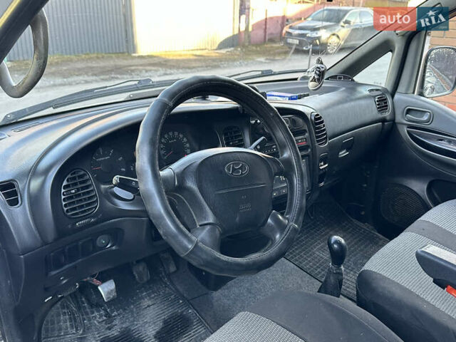 Белый Хендай H-1, объемом двигателя 2.5 л и пробегом 265 тыс. км за 4900 $, фото 4 на Automoto.ua
