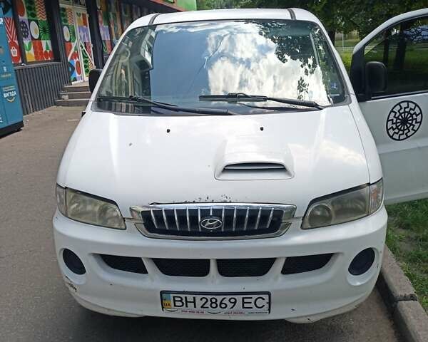 Белый Хендай H-1, объемом двигателя 2.5 л и пробегом 217 тыс. км за 4300 $, фото 6 на Automoto.ua
