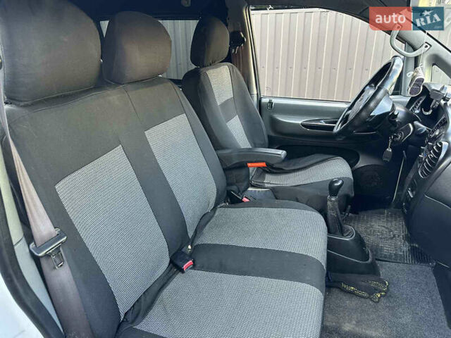 Белый Хендай H-1, объемом двигателя 2.5 л и пробегом 265 тыс. км за 4900 $, фото 6 на Automoto.ua