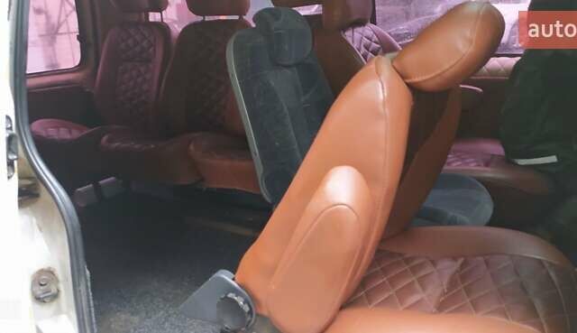 Белый Хендай H-1, объемом двигателя 2.5 л и пробегом 299 тыс. км за 3333 $, фото 6 на Automoto.ua