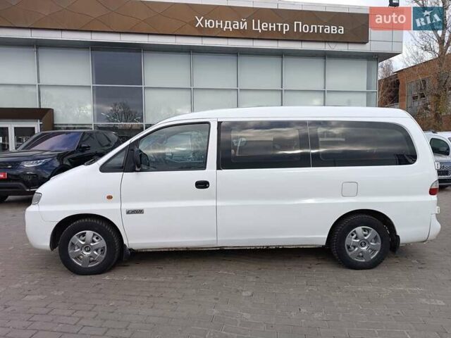 Белый Хендай H-1, объемом двигателя 2.5 л и пробегом 258 тыс. км за 4950 $, фото 3 на Automoto.ua