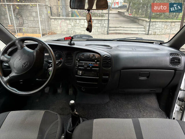 Белый Хендай H-1, объемом двигателя 2.48 л и пробегом 149 тыс. км за 5500 $, фото 4 на Automoto.ua