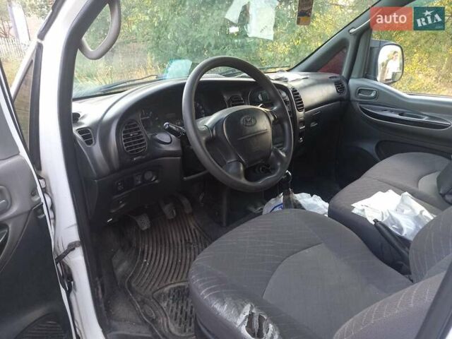 Білий Хендай H-1, об'ємом двигуна 2.5 л та пробігом 310 тис. км за 4800 $, фото 4 на Automoto.ua