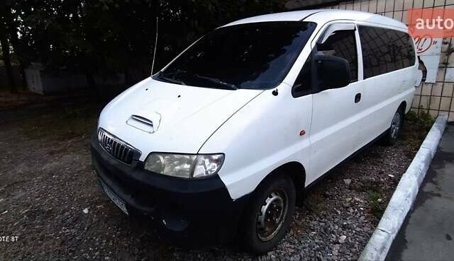 Белый Хендай H-1, объемом двигателя 2.5 л и пробегом 299 тыс. км за 3333 $, фото 2 на Automoto.ua