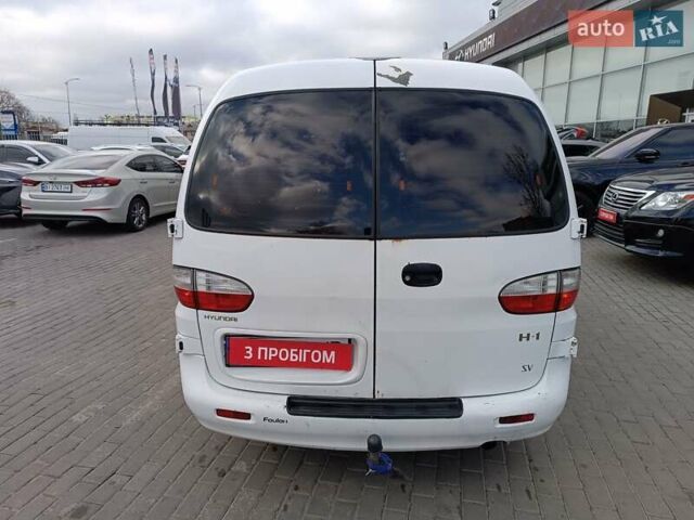 Белый Хендай H-1, объемом двигателя 2.5 л и пробегом 258 тыс. км за 4950 $, фото 5 на Automoto.ua