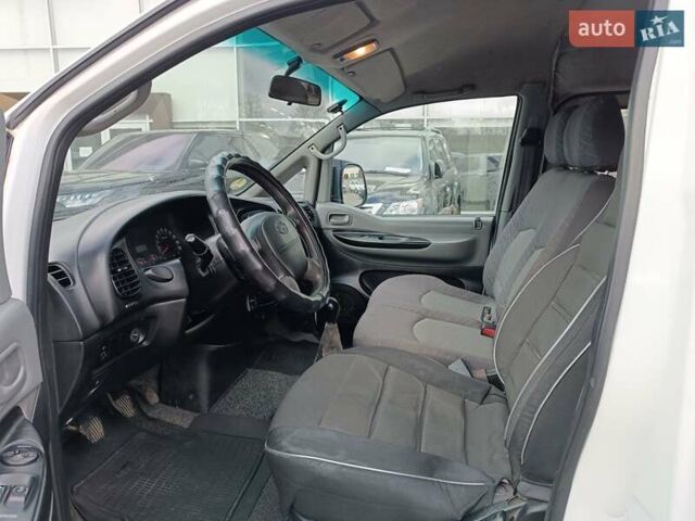 Белый Хендай H-1, объемом двигателя 2.5 л и пробегом 258 тыс. км за 4950 $, фото 8 на Automoto.ua