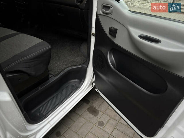 Белый Хендай H-1, объемом двигателя 2.48 л и пробегом 149 тыс. км за 5500 $, фото 5 на Automoto.ua