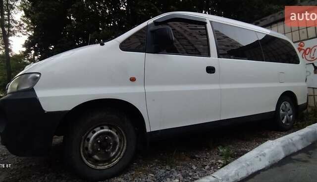 Белый Хендай H-1, объемом двигателя 2.5 л и пробегом 299 тыс. км за 3333 $, фото 3 на Automoto.ua