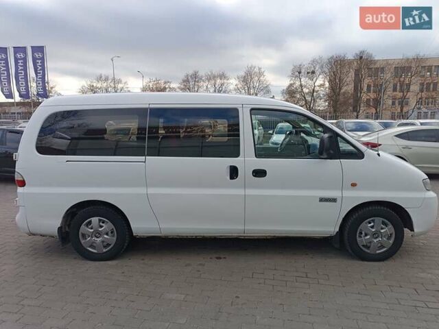 Белый Хендай H-1, объемом двигателя 2.5 л и пробегом 258 тыс. км за 4950 $, фото 7 на Automoto.ua