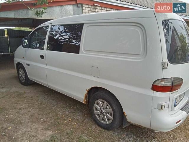 Белый Хендай H-1, объемом двигателя 2.5 л и пробегом 419 тыс. км за 4700 $, фото 4 на Automoto.ua