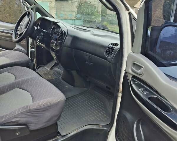 Білий Хендай H-1, об'ємом двигуна 2.5 л та пробігом 348 тис. км за 4900 $, фото 3 на Automoto.ua