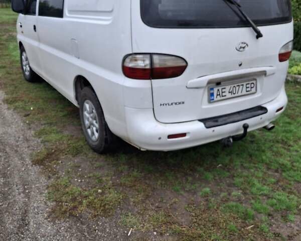 Білий Хендай H-1, об'ємом двигуна 2.5 л та пробігом 348 тис. км за 4900 $, фото 1 на Automoto.ua