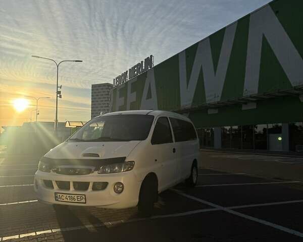 Білий Хендай H-1, об'ємом двигуна 2.5 л та пробігом 315 тис. км за 4700 $, фото 4 на Automoto.ua