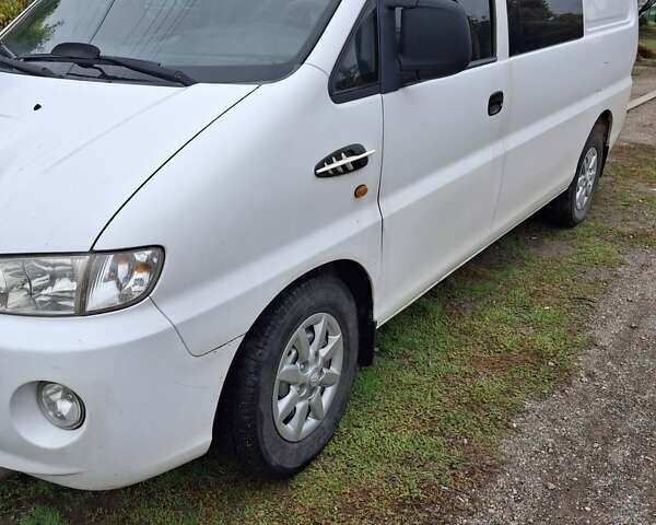 Білий Хендай H-1, об'ємом двигуна 2.5 л та пробігом 348 тис. км за 4900 $, фото 6 на Automoto.ua