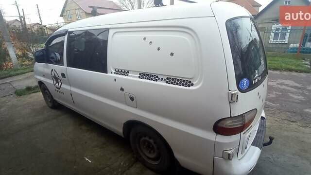 Белый Хендай H-1, объемом двигателя 2.5 л и пробегом 288 тыс. км за 5500 $, фото 3 на Automoto.ua