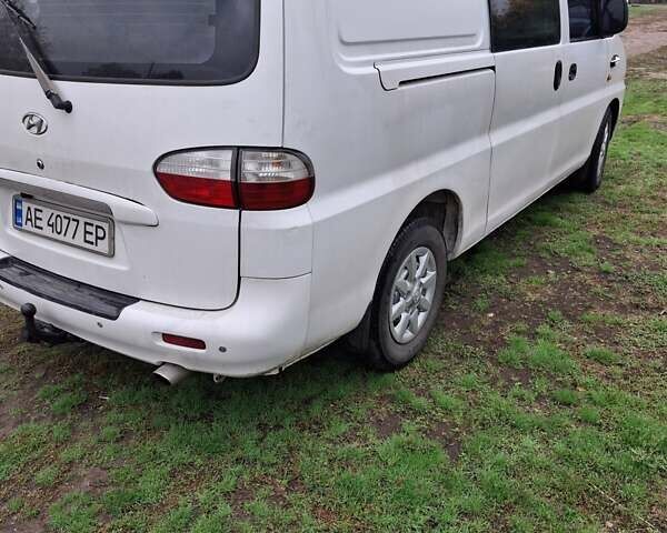 Білий Хендай H-1, об'ємом двигуна 2.5 л та пробігом 348 тис. км за 4900 $, фото 7 на Automoto.ua