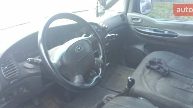 Белый Хендай H-1, объемом двигателя 2.5 л и пробегом 288 тыс. км за 5500 $, фото 4 на Automoto.ua